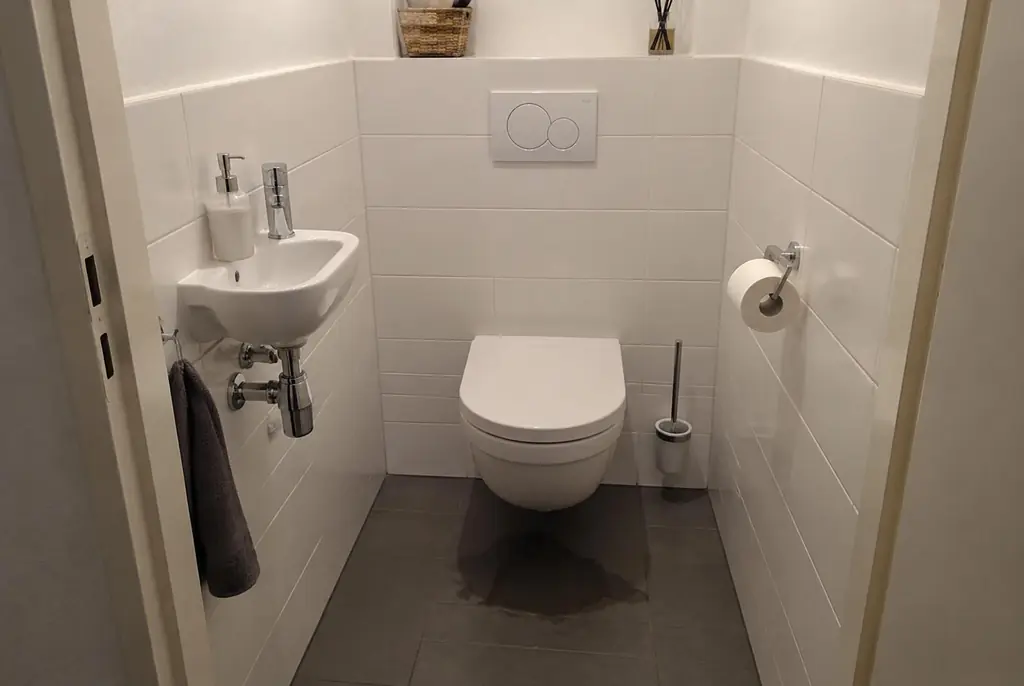 Lekdetectie Waalwijk – natte vloer bij een toilet