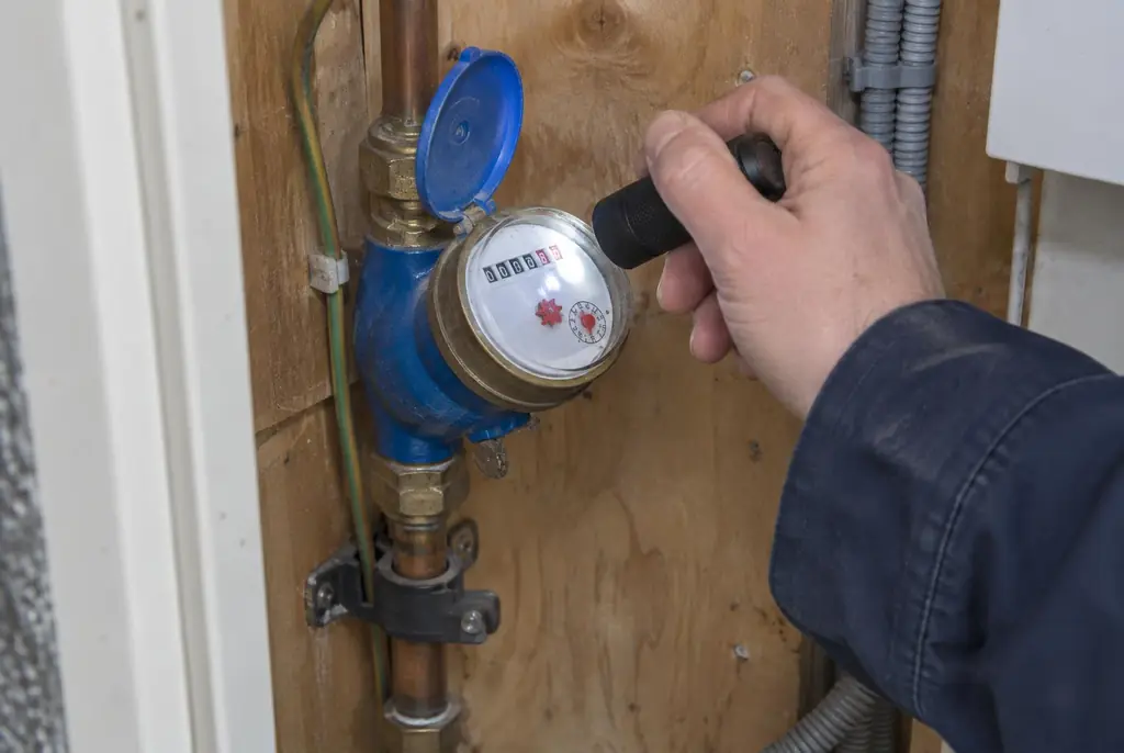 Lekdetectie Waalwijk – watermeter in de meterkast controleren met een zaklamp